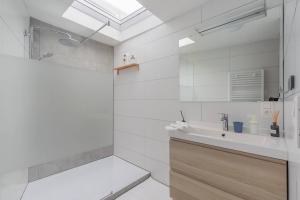 a white bathroom with a sink and a shower at Ruime studio in centrum voor 4 in Ghent