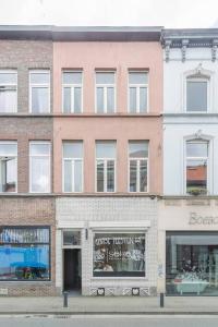 a large brick building with windows on a city street at Ruime studio in centrum voor 4 in Ghent