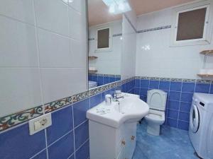 La salle de bains bleue et blanche est pourvue d'un lavabo et de toilettes. dans l'établissement The Roque Sunset Apartment, à Tacoronte