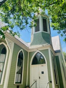 kościół z wieżą zegarową i białymi drzwiami w obiekcie The Downtown Abbey w mieście San Marcos