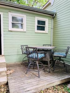 a picnic table and two chairs on a deck at The Downtown Abbey in San Marcos