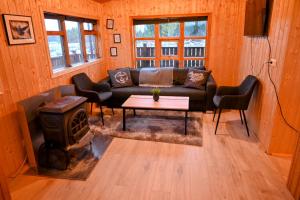 uma sala de estar com um sofá e um fogão a lenha em Thingvellir Cabin/Chalet em Selfoss
