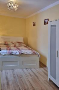 - une chambre avec un lit et un lustre dans l'établissement TEPLA II, à Teplice