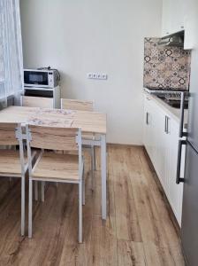 uma cozinha com uma mesa de madeira, uma mesa e um fogão em TEPLA II em Teplice
