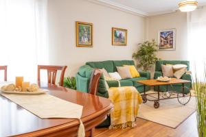 sala de estar con sofá verde y mesa en Apartamento Baztangoa II, en Elizondo