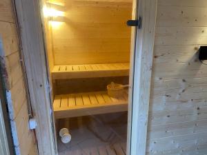 una sauna de madera en una pared de madera en Casale Pippy, en Ardea