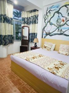 ein Schlafzimmer mit einem Bett und einem Wandgemälde in der Unterkunft Siumi Rest in Nallathanniya