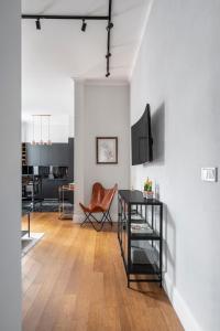 TV a/nebo společenská místnost v ubytování NEW High-End 2BR Apartment with Parking