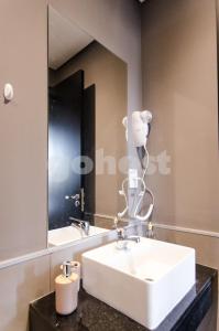 een badkamer met een wastafel en een grote spiegel bij Modern Apartment At The Heart Of Villa Morra in Asuncion