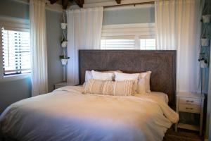 ein Schlafzimmer mit einem großen Bett mit großem Kopfteil in der Unterkunft Cruz Bay Tropical Condo in Bethany