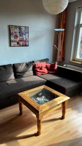 a living room with a couch and a coffee table at Ferienwohnung in der schönen Rattenfängerstadt in Hameln
