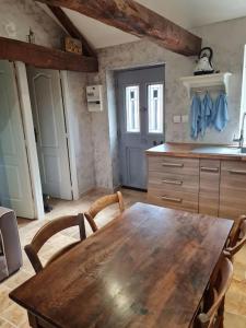 Kuchyň nebo kuchyňský kout v ubytování PETIT GÎTE 18 ème tout confort + 3 fotografie