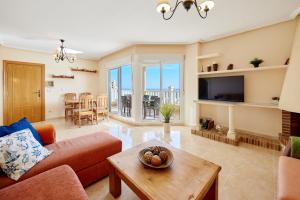 sala de estar con sofá y mesa en Villa con vistas al mar, en Alicante