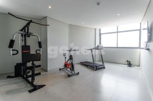 een fitnessruimte met 2 loopbanden en 2 hometrainers bij Modern Apartment At The Heart Of Villa Morra in Asuncion