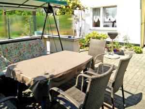 einen Tisch und Stühle mit Sonnenschirm auf einer Terrasse in der Unterkunft Apartments Greifswalder Chaussee in Stralsund
