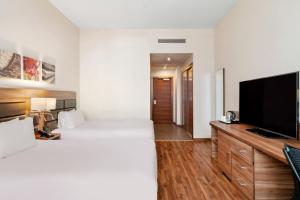 Televízia a/alebo spoločenská miestnosť v ubytovaní Hilton Garden Inn Sevilla