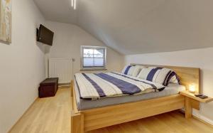 a bedroom with a bed and a window at Ferienwohnung Staffelberg in Hauzenberg