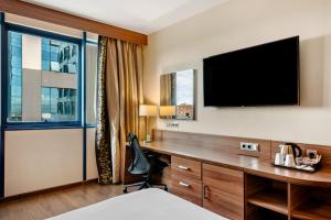 Televízia a/alebo spoločenská miestnosť v ubytovaní Hilton Garden Inn Sevilla