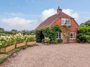 an old brick house with a garden in front of it at 1 Bed in Beaulieu 78926 in Beaulieu