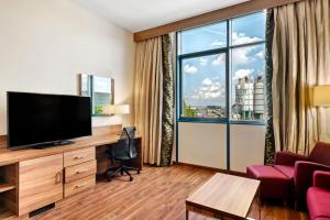 Televízia a/alebo spoločenská miestnosť v ubytovaní Hilton Garden Inn Sevilla