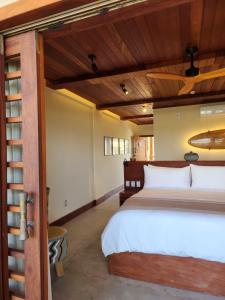 una camera con letto e soffitto in legno di Filho do Vento Kite & Lodge a Canguaretama