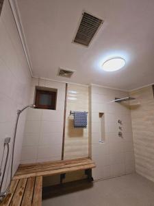 Privokzalʼnoye的住宿－Эсалу Гостиный Дом，带淋浴的浴室和长凳