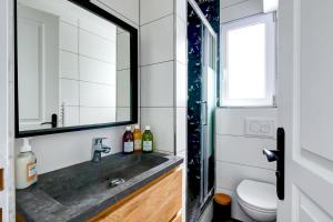 uma casa de banho com um lavatório e um WC em Au centre de paris - 4pax em Paris