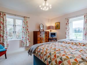 um quarto com uma cama e duas janelas em 3 Bed in Frampton on Severn 80634 em Frampton on Severn