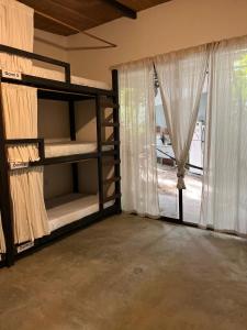 Bunk bed o mga bunk bed sa kuwarto sa Pachamama Tropical Garden Lodge