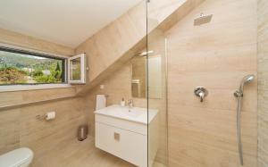 ein Badezimmer mit Waschbecken und Dusche in der Unterkunft Villa Stella Adriatica in Slano