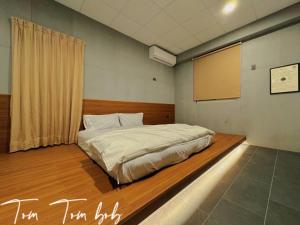 1 dormitorio con cama y pantalla de proyección en 鼓道民宿-步行五分鐘-東大門夜市-及夜市收費停車場 en Hualien