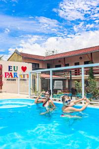 twee vrouwen zwemmen in een zwembad bij Pousada Litoral Paraty in Paraty