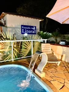 einen Pool mit einem Brunnen vor einem Hotel in der Unterkunft Pousada Litoral Paraty in Paraty