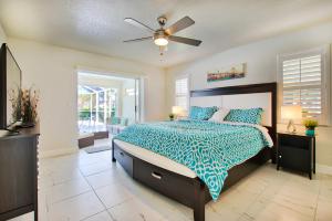 a bedroom with a bed and a ceiling fan at VILLA FOUR PALMS - 3 BEDS - 2 BATHS - 6 GUESTS - GULF ACCESS & POOL - INCL.10% OFF BOAT RENTAL in Cape Coral +20 photos