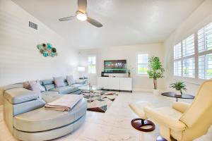 a living room with a couch and a tv at VILLA FOUR PALMS - 3 BEDS - 2 BATHS - 6 GUESTS - GULF ACCESS & POOL - INCL.10% OFF BOAT RENTAL in Cape Coral