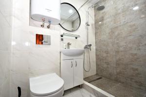 uma casa de banho com um WC, um lavatório e um chuveiro em Apartmentrent em Chisinau
