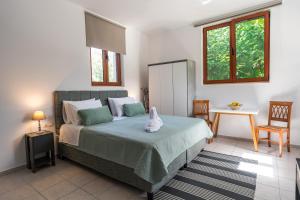 Schlafzimmer mit einem Bett, einem Tisch und Stühlen in der Unterkunft Kelaya Luxury Apartments in Gournes