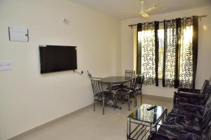 TV at/o entertainment center sa Fieldstone Lovely 2 BHK AC Apartment