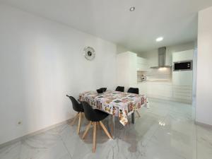 Un comedor con mesa y sillas en VILLASOL-23, en San Fulgencio