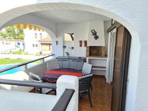 balcón con mesa y sillas en Appartement Sant Antoni en Sant Antoni de Calonge
