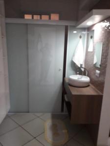 a bathroom with a sink and a mirror at LOFT NOVO CONFORTÁVEL in Sorocaba