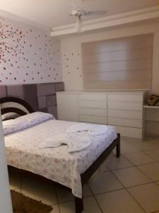1 dormitorio con cama y pared con lunas de lunares en LOFT NOVO CONFORTÁVEL, en Sorocaba