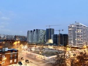 - une vue sur une ville avec de grands bâtiments dans l'établissement Habitación Atocha Mendez, à Madrid