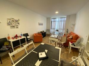 - un salon avec un canapé et une table dans l'établissement Habitación Atocha Mendez, à Madrid