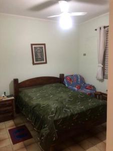 sypialnia z łóżkiem z zieloną kołdrą w obiekcie Apartamento - Enseada Guarujá SP w mieście Guarujá