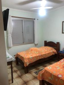 Pokój z 2 łóżkami i oknem w obiekcie Apartamento - Enseada Guarujá SP w mieście Guarujá