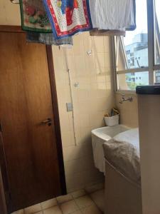 niewielka łazienka z umywalką i oknem w obiekcie Apartamento - Enseada Guarujá SP w mieście Guarujá