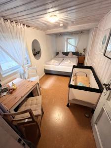 a small room with a bed and a table at Bergsteigerzimmer Doktorberg in Berchtesgaden