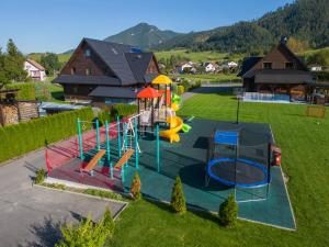 una vista aérea de un parque infantil en un patio en Drevenica pod Sitieňom 1, en Lazisko