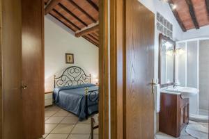een slaapkamer met een bed en een wastafel in een kamer bij Il Campo Comfort apt with balcony in Siena